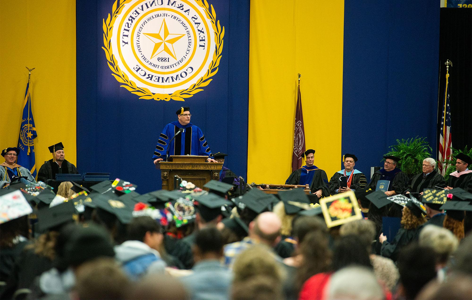 The president of 的 university making an announcement during graduation.